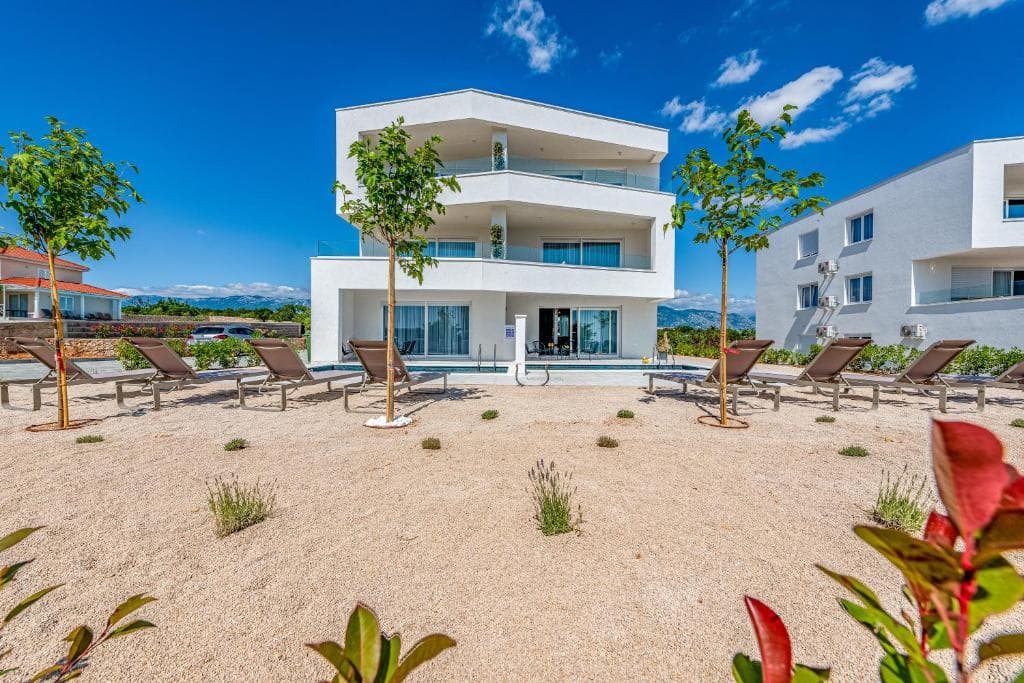 Twins 6 Appartement direct aan het zwembad in Novalja