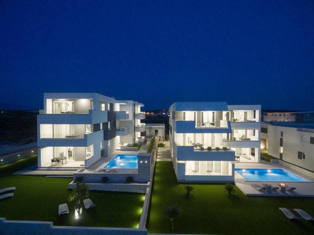Pool Maris B 4 Appartement met Terras in Novalja