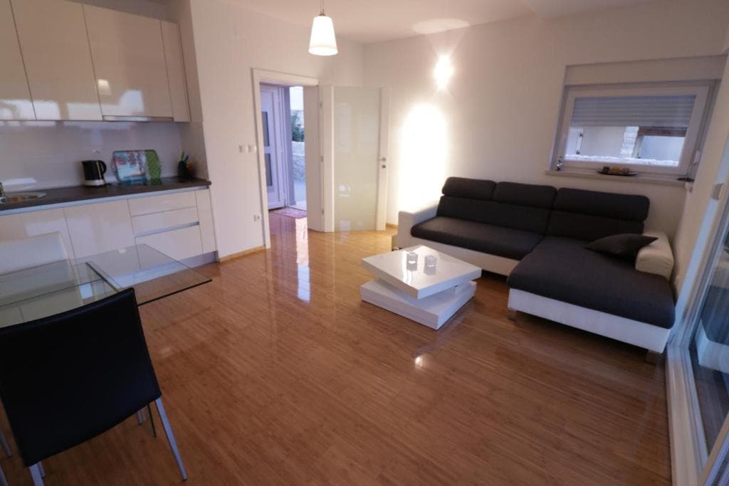 Tomana 4 Appartement met Tuin in Novalja